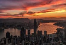 paesaggio di una città al tramonto