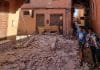 bambini camminano tra le rovine nella città storica di Marrakech, in Marocco.
