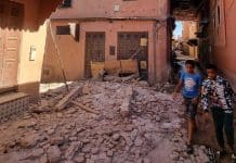 bambini camminano tra le rovine nella città storica di Marrakech, in Marocco.