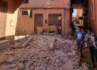 bambini camminano tra le rovine nella città storica di Marrakech, in Marocco.
