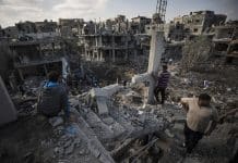 Cosa c'è all'interno del convoglio di aiuti al valico di Gaza. AP Photo / Khalil Hamra