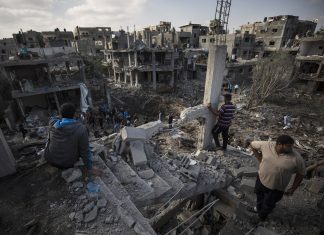 Cosa c'è all'interno del convoglio di aiuti al valico di Gaza. AP Photo / Khalil Hamra