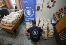 Distribuzione di cibo da parte del WFP in una scuola dell'UNRWA che è un rifugio designato in tempi di emergenza.