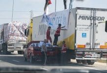 Operatori umanitari accanto ad un camion unicef