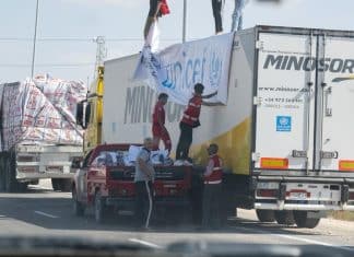 Operatori umanitari accanto ad un camion unicef