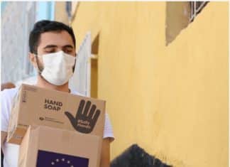 Un operatore della DG ECHO consegna aiuti agli sfollati siriani nel nord-ovest della Siria.