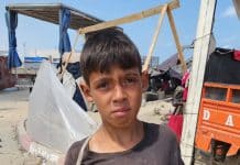 Youssef (13 anni) trasporta il pane per la sua famiglia ad Al Mawasi.