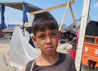 Youssef (13 anni) trasporta il pane per la sua famiglia ad Al Mawasi.