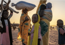 Rifugiati sudanesi appena arrivati nella città di confine di Adre, nel Ciad orientale.