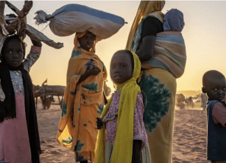 Rifugiati sudanesi appena arrivati nella città di confine di Adre, nel Ciad orientale.