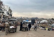 L'immagine mostra delle persone che trainano carretti a Gaza