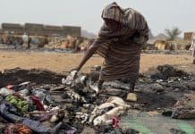 Una donna Sudanese cerca tra le macerie