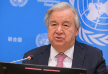 Antonio Guterres fa un discorso ai microfoni