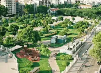 Giornata Mondiale delle Città 2025: Innovazione digitale per città più inclusive e sostenibili Città verde vista dall'alto
