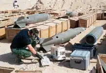 Un membro del team UNSCOM proveniente dagli Stati Uniti ispeziona una bomba riempita con 500 kg di iprite dotata di un sistema a risonanza sonar.