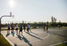 Ragazzi giocano a basket all'aperto