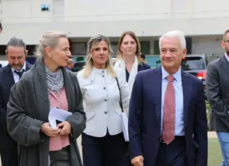 L’Italia e l’UNRWA sostengono i bambini rifugiati palestinesi più vulnerabili attraverso un’iniziativa di educazione inclusiva Il 10 dicembre 2025, le delegazioni della Nunziatura Apostolica e dell'Italia hanno visitato l'edificio scolastico dell'UNRWA nel campo di Dbayeh per una breve panoramica della struttura. La visita è stata accompagnata da Dorothee Klaus, Direttrice degli Affari dell'UNRWA in Libano, insieme a rappresentanti del Ministero dell'Istruzione e della Nunziatura Apostolica.