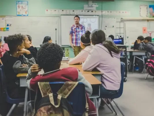 Giornata Internazionale dell’Educazione: Il potere dei giovani come co-creatori dell’istruzione Ragazzi in classe
