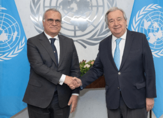 Giorgio Marrapodi (a sinistra), Rappresentante Permanente della Repubblica Italiana presso le Nazioni Unite, presenta le lettere credenziali al Segretario Generale António Guterres.