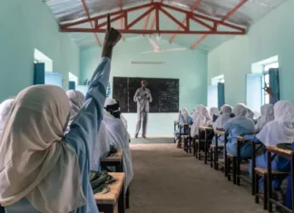 Come l’istruzione sta aiutando a guarire le comunità in Sudan Le studentesse che sono recentemente tornate in classe frequentano le lezioni alla scuola secondaria femminile Al Jabalain nello Stato del Nilo Bianco, in Sudan.