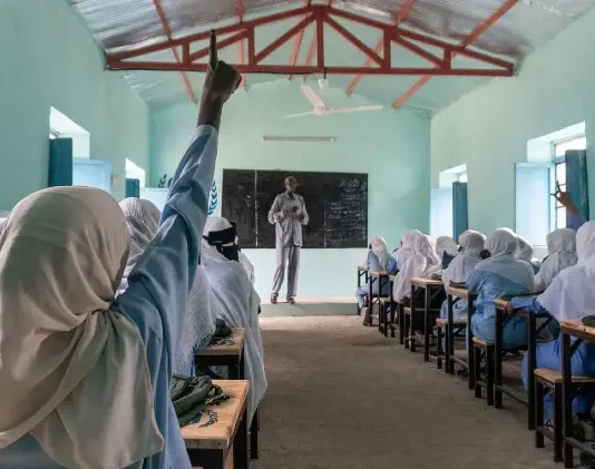 Come l’istruzione sta aiutando a guarire le comunità in Sudan Le studentesse che sono recentemente tornate in classe frequentano le lezioni alla scuola secondaria femminile Al Jabalain nello Stato del Nilo Bianco, in Sudan.