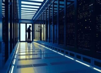 © Adobe Stock/Pinkeyes A technician works in a data service centre.