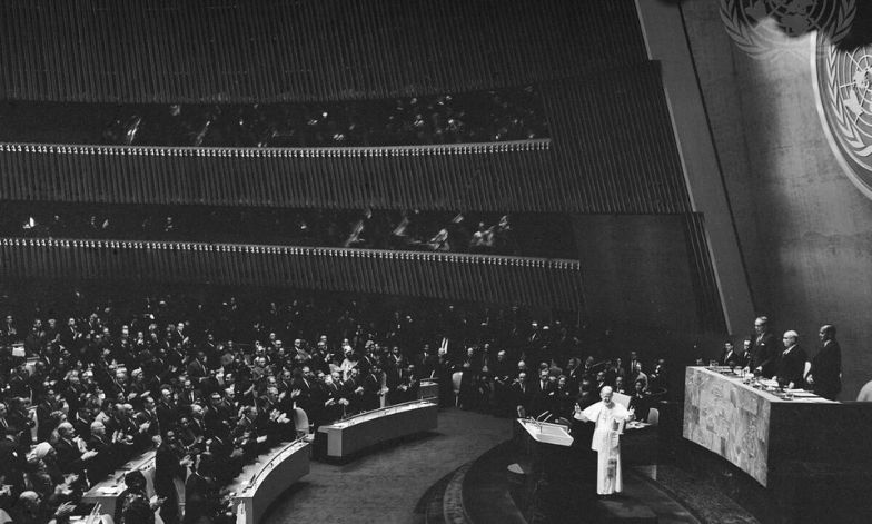 UN Photo: Papa Paolo VI pronuncia il suo discorso davanti alla 20ª Assemblea Generale delle Nazioni Unite, presieduta da Amintore Fanfani, 4 ottobre 1965.