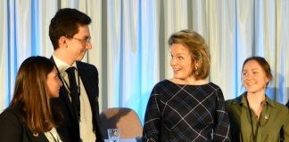 Jongeren sleutel tot het bereiken van de SDG’s en Agenda 2030 Queen Mathilde at AMS talking to students