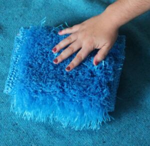 ‘Fil.le.s van blauwe polypropyleen’, boekomslag in polypropyleendraad door het Moilesautresart-collectief © Moilesautresart