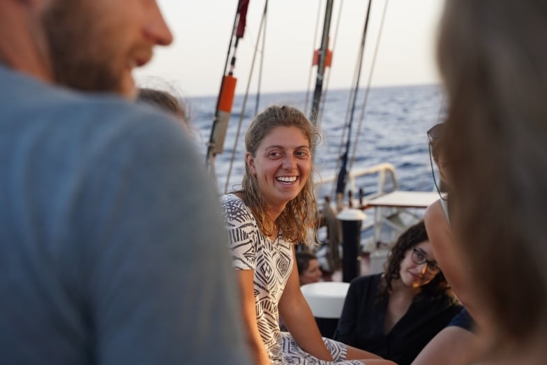 26-jarige Mara de Pater aan boord van een boot die deel uitmaakte van “Sail tot the COP” in 2019