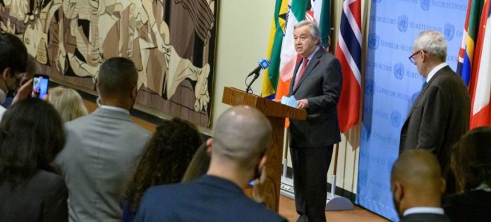 VN-secretaris-generaal António Guterres heeft tegenover de pers zijn bezorgdheid geuit over de burgers in Oekraïne. VN-secretaris-generaal António Guterres heeft tegenover de pers zijn bezorgdheid geuit over de burgers in Oekraïne.