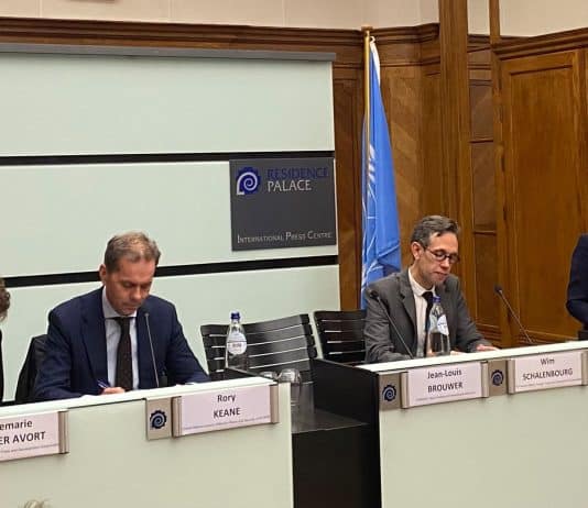 Het panel met Annemarie Van der Avort (FOD Buitenlandse Zaken), Rory Keane (UNLOPS Brussel) en Wim Schalenbourg (FOD Buitenlandse Zaken), en moderator Sherri Aldis (UNRIC) tijdens het evenement.