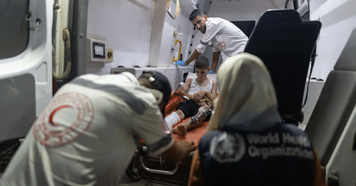 Zorg wordt verleend aan een gewond kind in Gaza met de steun van de WHO.