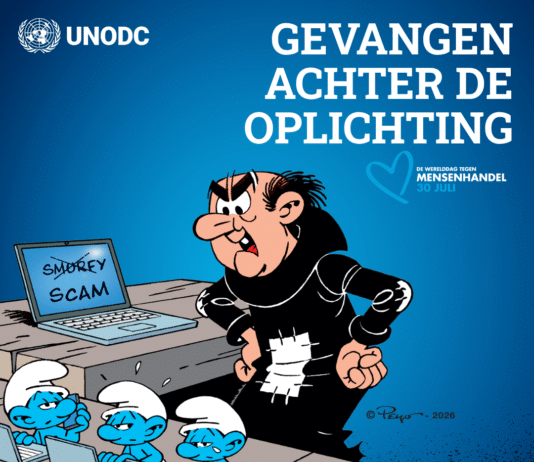 Een UNODC-poster met Gargamel die boos toekijkt hoe meerdere Smurfen achter laptops verplicht online oplichting moeten plegen, onder de tekst "Gevangen achter de oplichting".
