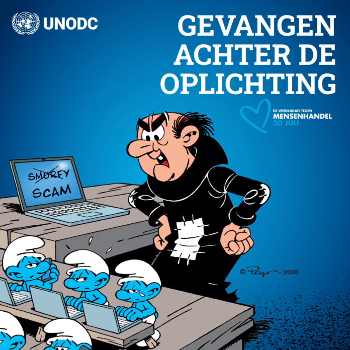 Een UNODC-poster met Gargamel die boos toekijkt hoe meerdere Smurfen achter laptops verplicht online oplichting moeten plegen, onder de tekst