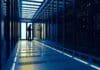 Een technicus aan het werk in een datacenter