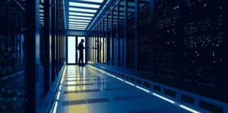 Een technicus aan het werk in een datacenter