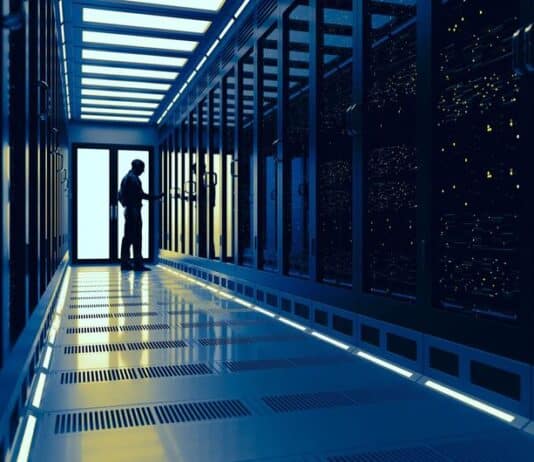 Een technicus aan het werk in een datacenter