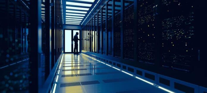 Een technicus aan het werk in een datacenter