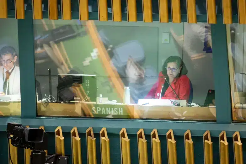 Een tolk in de Spaanse cabine tijdens de week op hoog niveau van de 77e zitting van de Algemene Vergadering van de Verenigde Naties in september 2022 © UN Photo/Laura Jarriel