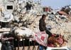 Barn-sitter-i-knust-ødelagt-by-i-Gaza-Palestina-Israel