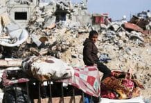 Barn-sitter-i-knust-ødelagt-by-i-Gaza-Palestina-Israel