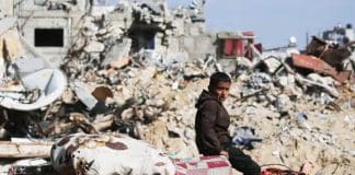 Barn-sitter-i-knust-ødelagt-by-i-Gaza-Palestina-Israel
