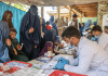 UNICEF-Lege-administrerer-medisiner-i-Afghanistan