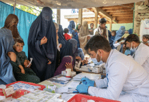 UNICEF-Lege-administrerer-medisiner-i-Afghanistan
