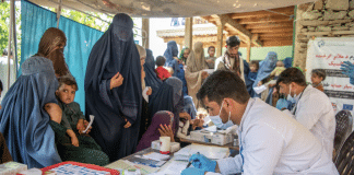 UNICEF-Lege-administrerer-medisiner-i-Afghanistan