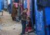 barn i ruinert gate i Gaza.
