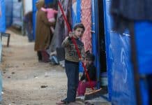 barn i ruinert gate i Gaza.
