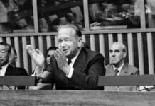 Dag Hammarskjöld holder en pressekonferanse