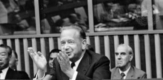 Dag Hammarskjöld holder en pressekonferanse